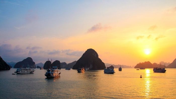Ảnh Vịnh Hạ Long lúc hoàng hôn đẹp mê hồn