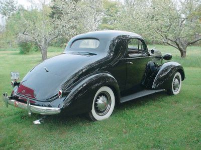 The 1936 Pontiac showcased a fresh, Art-Deco-inspired design, as illustrated in this image.