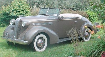 The 1936 Pontiac saw minimal alterations compared to the 1935 version.