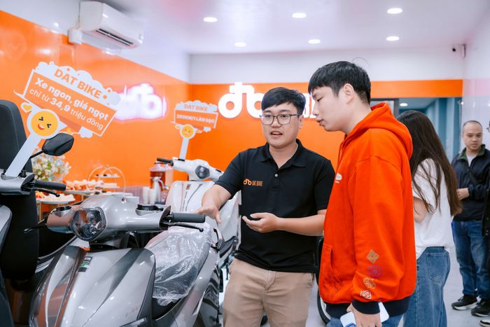 Nhân viên Dat Bike đang tư vấn cho khách hàng (1).jpg