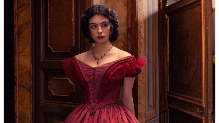 Deva là con nhà nòi với cả bố và mẹ đều là những diễn viên nổi tiếng