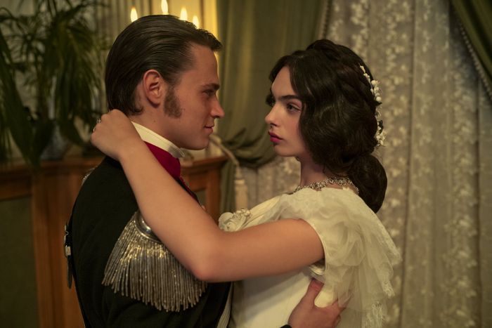 Angelica là công cụ để phục vụ cho tham vọng quyền lực của cha cô