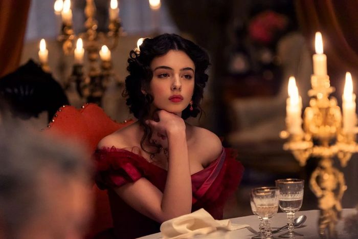 Deva Cassel trong vai Angelica bất ngờ trở thành tâm điểm trên mạng xã hội nhờ nhan sắc xuất chúng