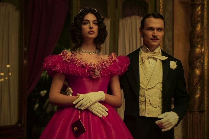 Tancredi – cháu trai của hoàng thân Fabrizio dần bị lôi cuốn bởi Angelica