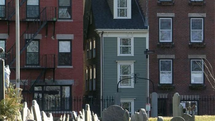 The Narrow House in Boston.