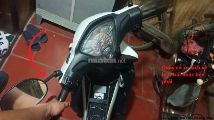 Gạt tay lái sang trái giúp việc khóa cổ thuận tiện hơn