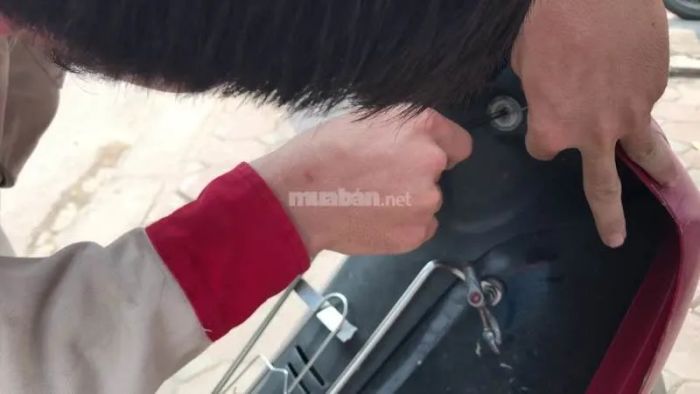 Nếu ổ khóa bị hư hỏng nặng, hãy nhờ thợ sửa khóa chuyên nghiệp hỗ trợ