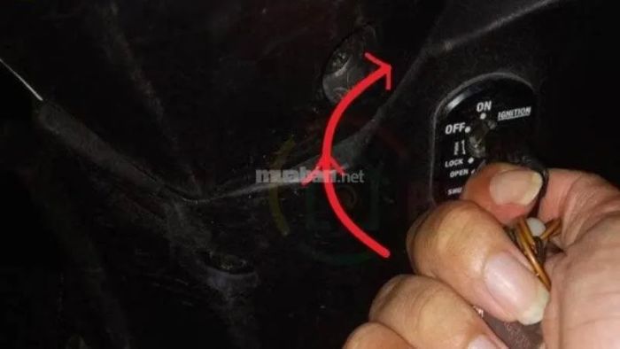 Xoay chìa khóa theo chiều kim đồng hồ đến vị trí “Off” hoặc “On”