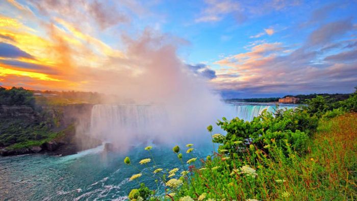 A breathtaking sunrise at Niagara Falls