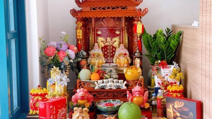 Thực hiện nghi lễ thờ cúng Thần Tài và Thổ Địa theo đúng phong thủy