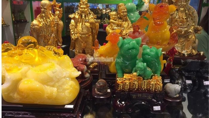 Chọn lựa những vật phẩm phong thủy phù hợp với mệnh của chủ cửa hàng.