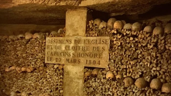 Exploring the interior of the Paris catacombs