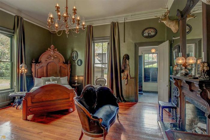 stranger things creel house bedroom