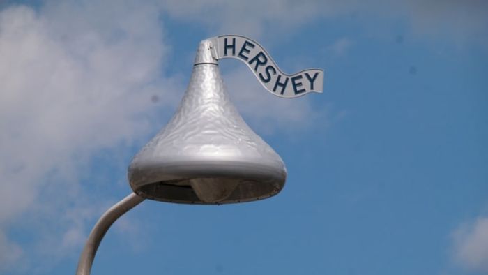 A streetlight designed to resemble a Hershey Kiss in Hershey, Pennsylvania.