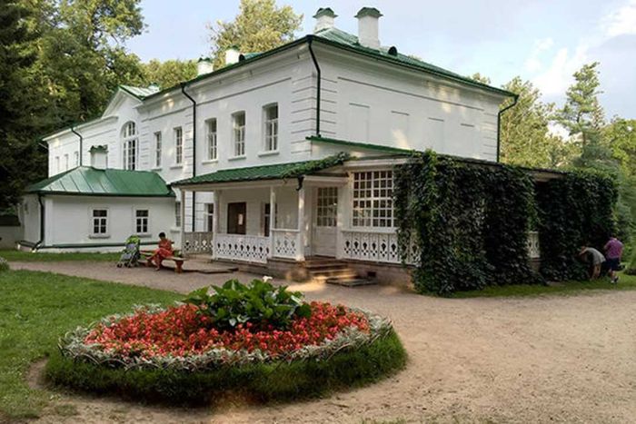 A glimpse of Yasnaya Polyana