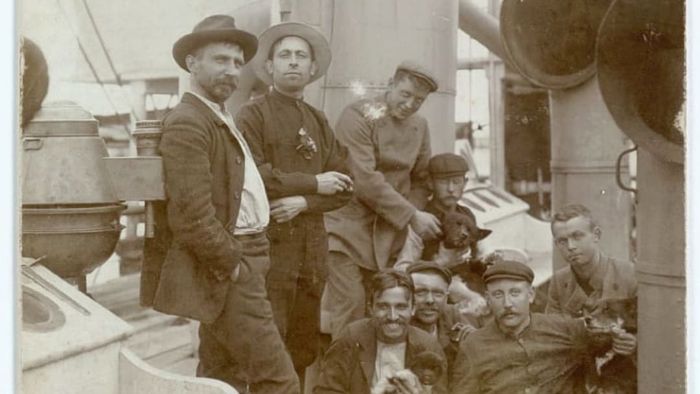 Mylius-Erichsen (left) and fellow members of the 1906 Denmark expedition.