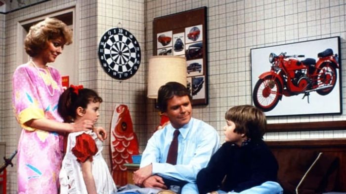 Marla Pennington-Rowan, Tiffany Brissette, Richard Christie, and Jerry Supiran star together in Small Wonder.