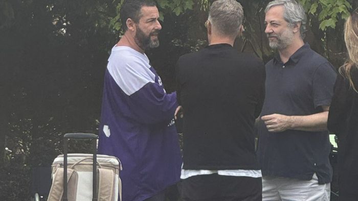 Adam Sandler và Judd Apatow trong Happy Gilmore 2