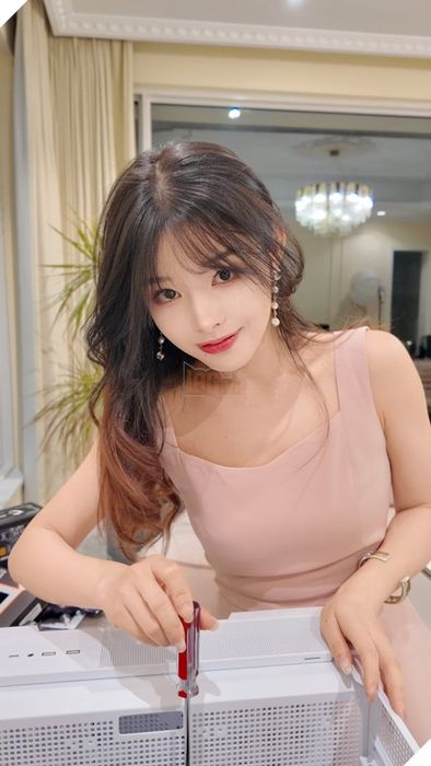 Cộng đồng LMHT lại một lần nữa phải ghen tị với Doinb khi anh nhận được quà cực 'khủng' từ vợ mình.
