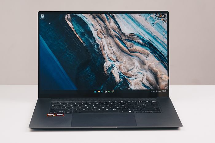 Màn hình Lumina OLED kích thước lớn chính là điểm mạnh nổi bật của Zenbook S16