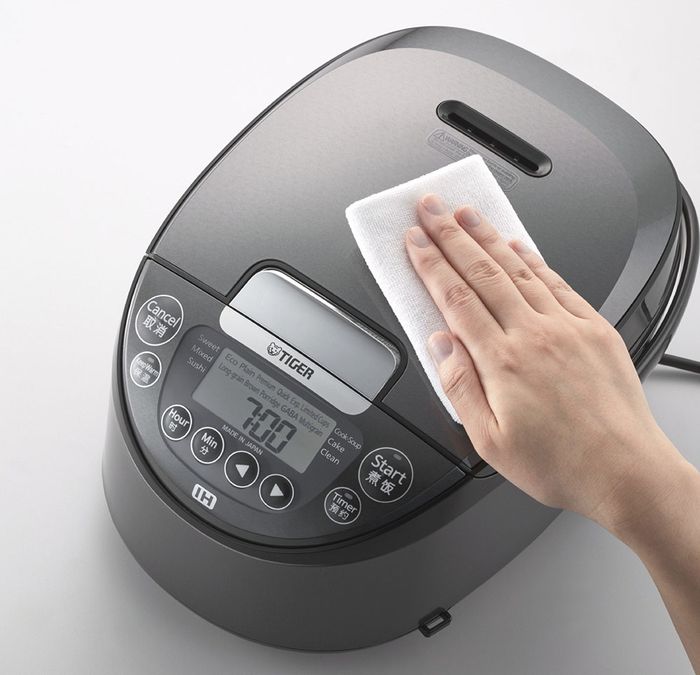 Lau nhẹ thân nồi bằng khăn mềm
