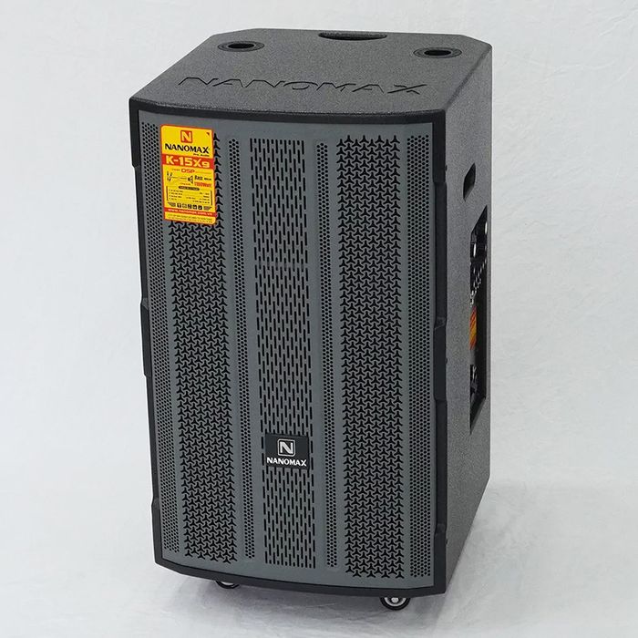 Mặt trên loa có hai lỗ cắm micro tiện dụng