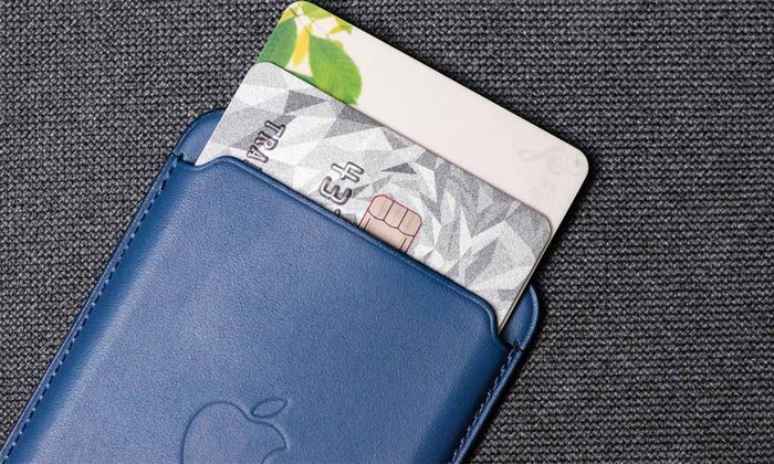 Ví iPhone FineWoven Wallet hỗ trợ đựng tối đa 3 thẻ