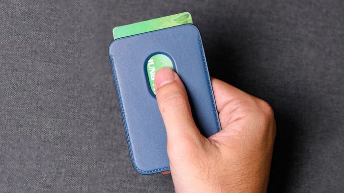 Ví iPhone FineWoven Wallet một lỗ cắt tròn ở mặt sau