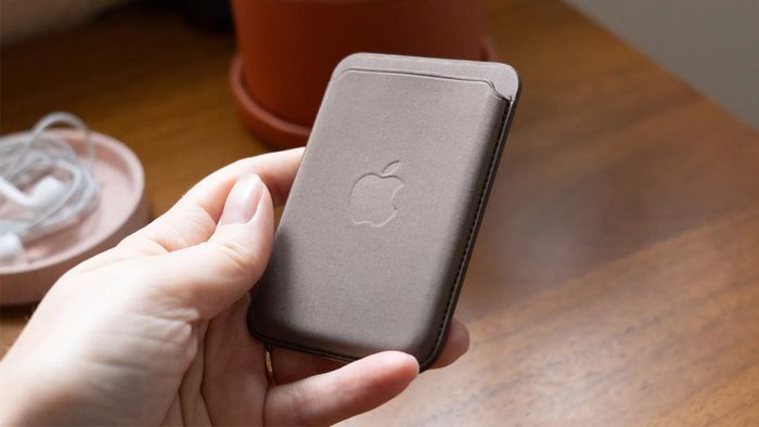 Diện mạo sang trọng của Ví iPhone FineWoven Wallet hỗ trợ sạc Magsafe