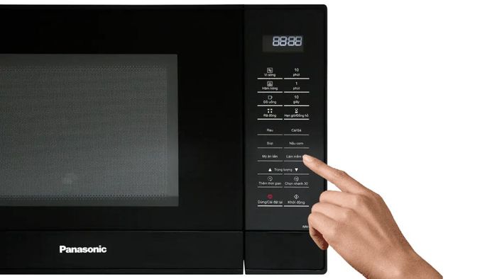 Panasonic NN-ST65JBYUE sử dụng bảng điều khiển điện tử với nút nhấn đơn giản