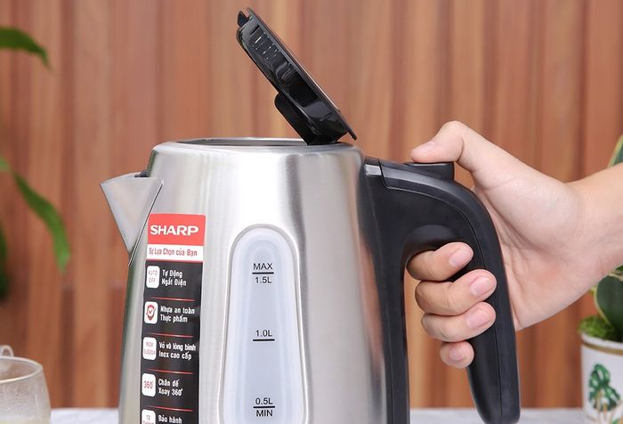 Bình đun siêu tốc Sharp EKJ-15EVS-ST điều khiển nút gạt