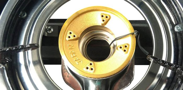 Đầu đốt của bếp gas đơn kính Hayasa HA-8100 làm bằng đồng