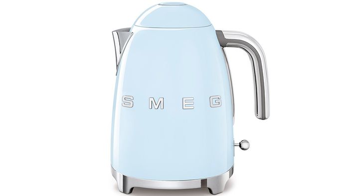 Ấm đun nước Smeg KLF03PBEU - Xanh dương có thiết kế sang trọng