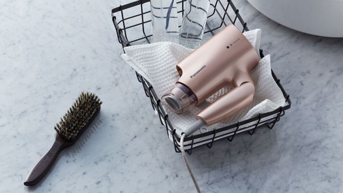 Máy sấy tóc Panasonic EH-NA27 có thiết kế hiện đại màu sắc bắt mắt