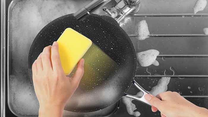 Những lưu ý cần thiết khi vệ sinh chảo chống dính Elmich
