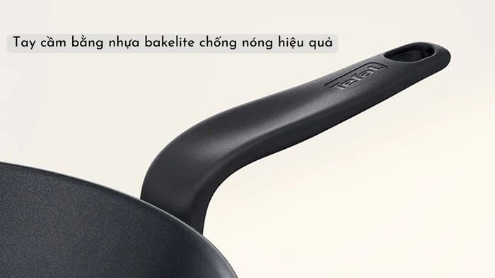 Tefal Primary 20cm E3090204 có tay cầm bằng nhựa bakelite chống nóng