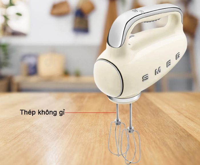 Que trộn Smeg HMF01CREU làm bằng thép không gỉ