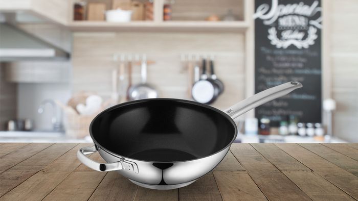Chảo Durado WMF 28cm được làm bằng chất liệu thép không gỉ 18/10