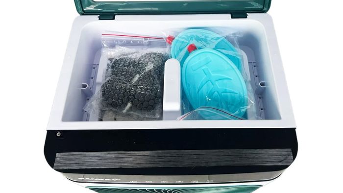 Đi kèm với thiết bị là 2 hộp đá khô làm mát hiệu quả