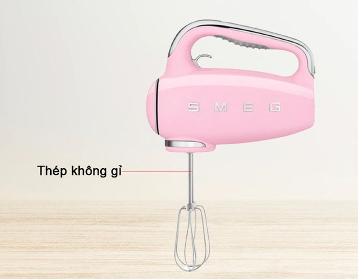 Que trộn Smeg HMF01PKEU làm bằng thép không gỉ