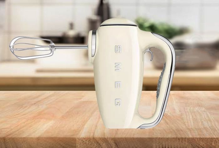 Máy trộn cầm tay Smeg HMF01CREU có thiết kế nhỏ gọn