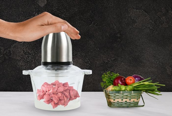 Nhấn nhẹ máy để xay thịt