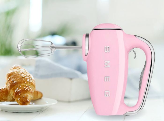 Máy trộn cầm tay Smeg HMF01PKEU - Hồng có thiết kế nhỏ gọn