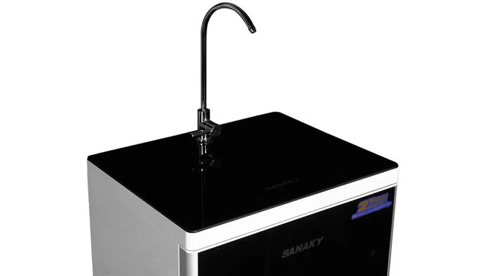 Sanaky VH-201HY có núm vặn điều khiển và vòi nước bằng inox
