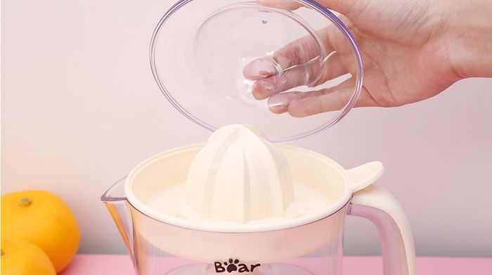 Máy ép cam Bear CZJ-A04B1 có nắp đậy tiện lợi