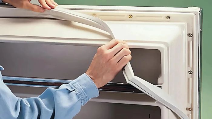 Kiểm tra gioăng cửa là một cách hiệu quả để khắc phục tình trạng tủ lạnh không lạnh