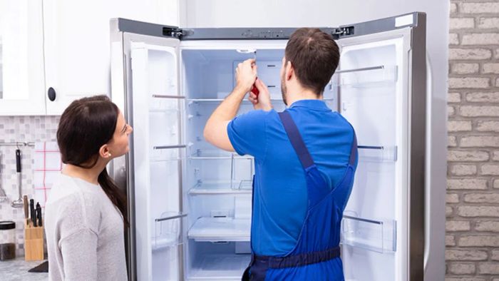 Khi tủ lạnh không lạnh, cần liên hệ với thợ sửa chữa để xử lý sự cố