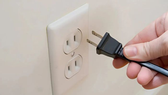 Tủ lạnh không làm lạnh do phích cắm bị lỏng