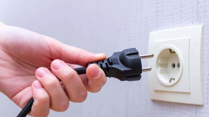 Kiểm tra nguồn điện là bước đầu tiên để khắc phục tình trạng tủ lạnh không làm lạnh