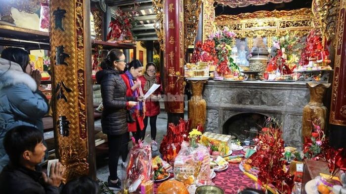 Lễ khấn xin lộc tại ban Công Đồng
